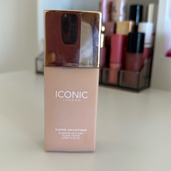 Iconic london Super Smoother blurring skin tint - Picture 1 of 2